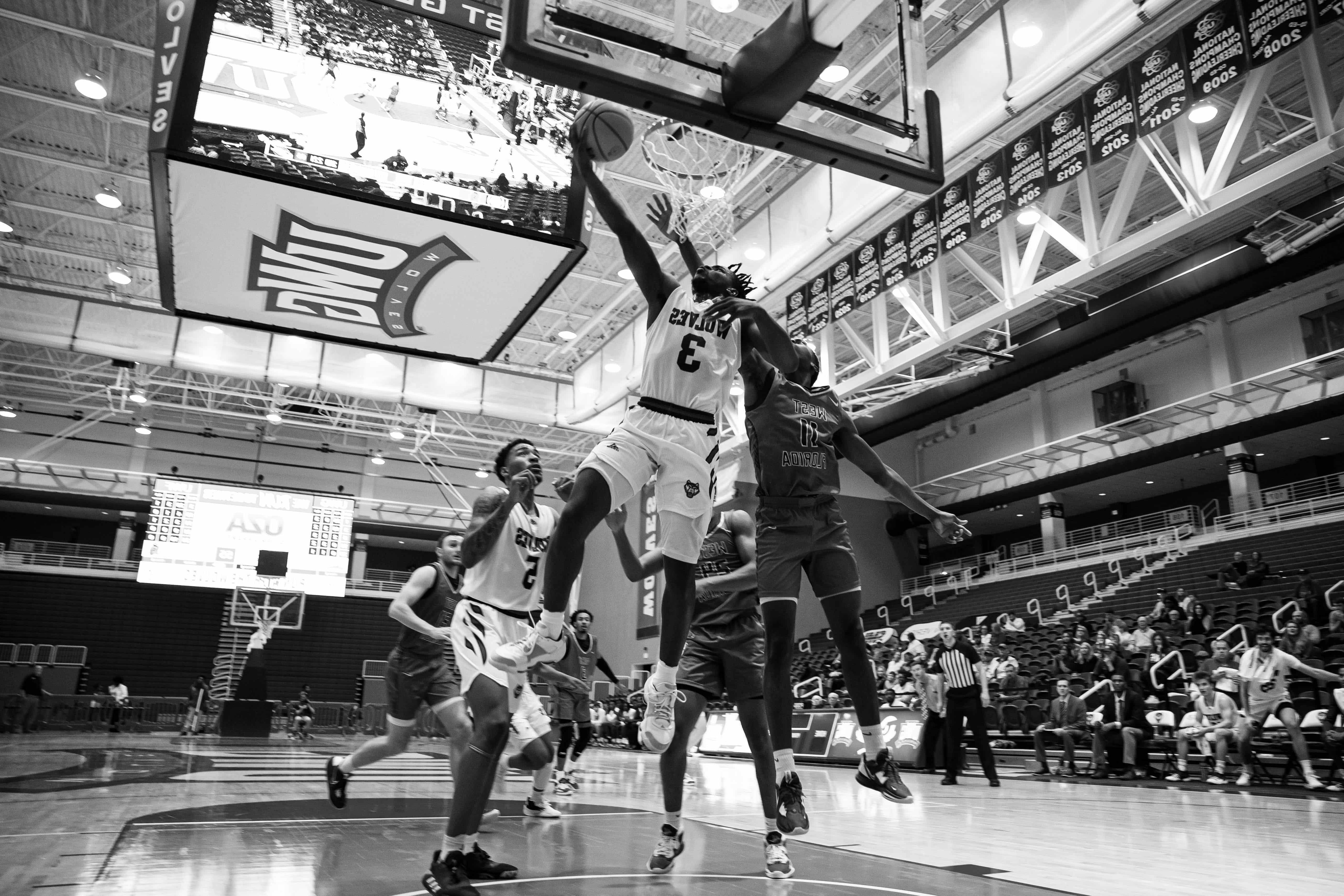 在线博彩 Basketball players dunking.